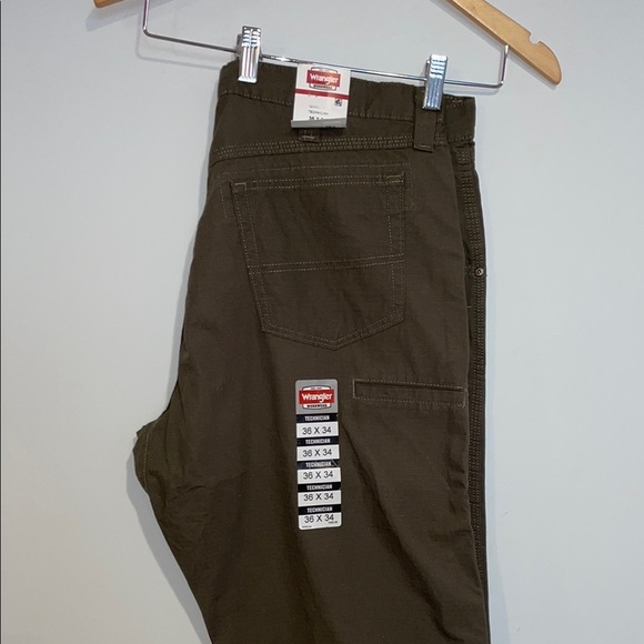Wrangler Men's Technician Dark Olive Cargo Pants 42x32 New with Tags - Picture 3 of 8